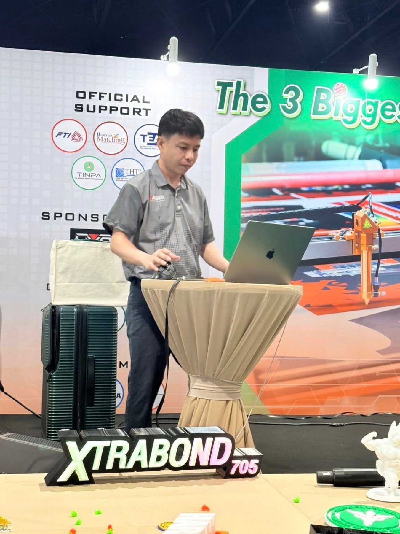 วิทยากรสาธิตพร้อมชิ้นงานป้ายไฟ XTRABOND