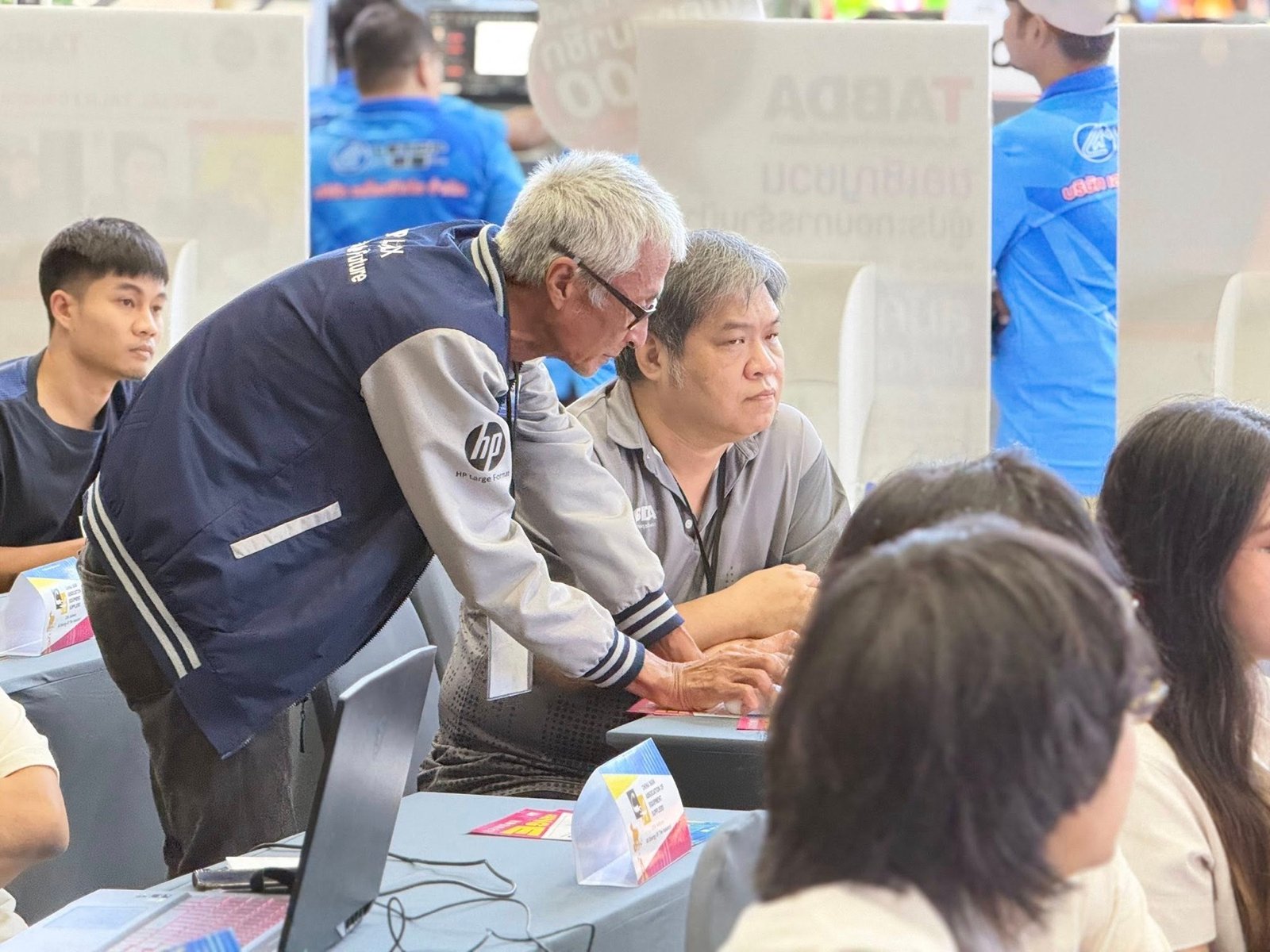 วิทยากรให้คำแนะนำผู้เรียนระหว่างเวิร์กช็อป