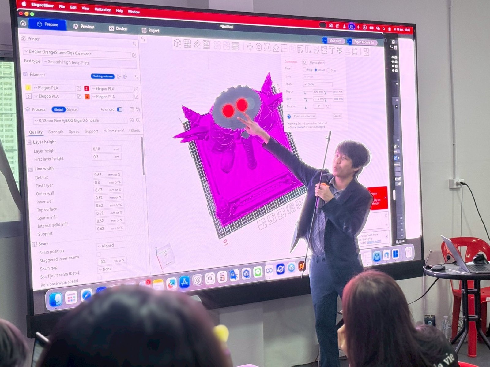 วิทยากรอธิบายการตั้งค่า slicer สำหรับงาน 3D